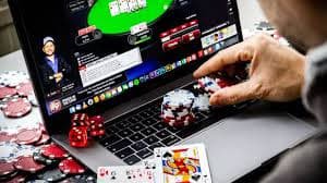 Pengguna membaca panduan bonus secara online melalui perangkat mobile di platform hiburan